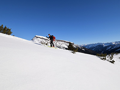Unschwer steigen wir über die Rampe auf
