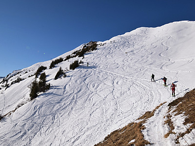 Kurz vor dem Gipfel queren wir noch den Hang