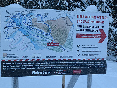 Eine Informationstafel klärt über die Schutzgebiete auf