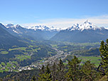 Blick über Berchtesgaden zum Steinernen Meer und zum Watzmann