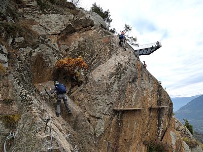 Hinter der Brücke verzweigt sich der Klettersteig in mehrere Varianten