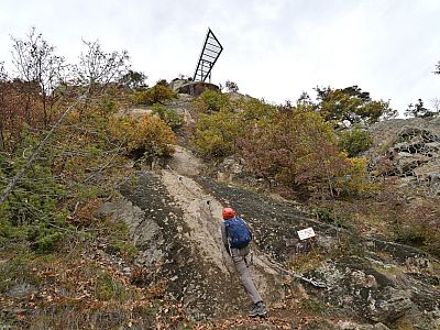 Ein Schild mach deutlich, dass hier Kinder nicht aufsteigen sollen