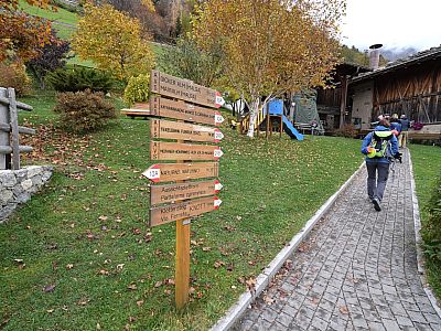 Wir folgen den Wegweisern zu den Knott Klettersteigen und der Aussichtsplattform
