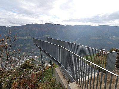 Die Aussichtsplattform ragt über den Klettersteiggarten