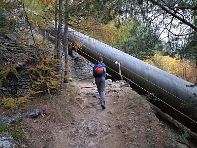 Die Wanderung führt uns am Fallrohr des Kraftwerks vorbei
