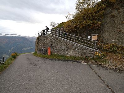 Dahinter setzt sich der Pfad oberhalb der Straße fort