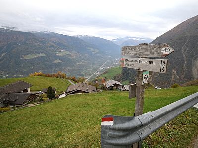 Wir überqueren die Straße und steigen weiter nach Naturns ab