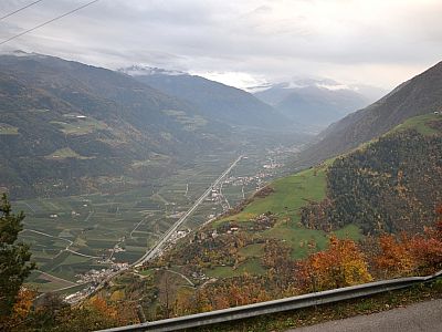 Der Blick nach Westen in das wolkenverhangene Etschtal 