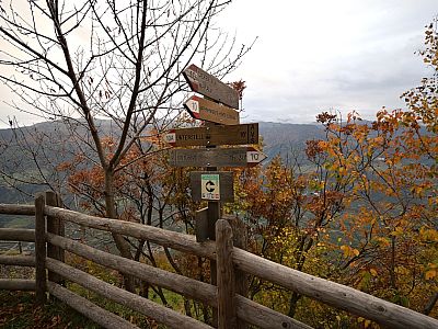 Links geht es zu Seilbahn, wir steigen rechts zu Fuß weiter ab