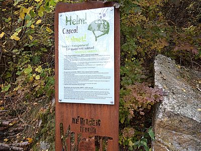 Helm und Klettersteigausrüstung  sind für eine Begehung obligatorisch