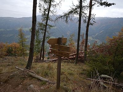 Hier halten wir uns links