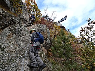 Hoch über uns befindet sich die Aussichtsplattform