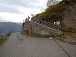 Dahinter setzt sich der Pfad oberhalb der Straße fort