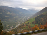Der Blick nach Westen in das wolkenverhangene Etschtal