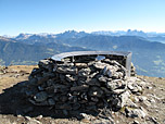 Die gebogene Tafel beschreibt die umliegende Bergwelt