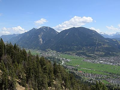 Im Osten ist mit dem Wank ein weiterer Aussichtsberg zu sehen