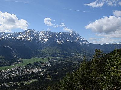 Von der Felsenkanzel genießen wir den Blick zur Zugspitze