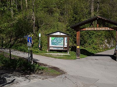 An der Bayernhalle halten wir uns links und steigen zur St.  Martinshütte auf