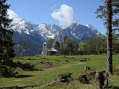 Der Blick über die Kriegergedächtniskapelle hinweg zum Großen Waxenstein