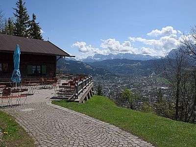 Schließlich erreichen wir die St.  Martinshütte…