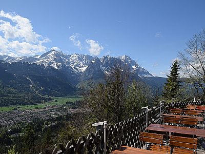 Von deren Terrasse man eine wunderschöne Sicht auf das Wettersteingebirge