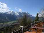 Von deren Terrasse man eine wunderschöne Sicht auf das Wettersteingebirge