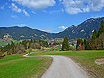 Entlang eines Schlepplift geht es Richtung Oberammergau