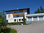 Wir spazieren rechts am Hotel-Restaurant Urisee vorbei...