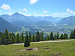 Welch ein Ausblick von der Alm über das Reuttener Becken