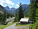 Wir wandern hinunter zu einer kleinen Hütte...