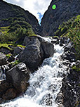 ...bei einem kleinen Wasserfall