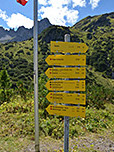 Wegweiser an der Hütte