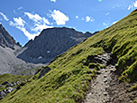 Die Schneekarlespitze im Blickfeld wandern wir weiter bergauf