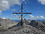 ...und steigen dann zum Gipfelkreuz der Kogelseespitze hinauf
