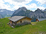 Blick über den Hasentalalm-Mitterleger zum Gamsjoch