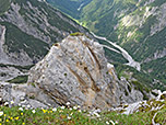 Nicht zu weit nach vorne beugen, das Gelände bricht steil nach Norden hin ab