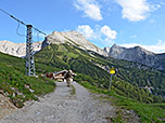 Für den Abstieg ins Rißtal wandern wir an der Hütte vorbei...