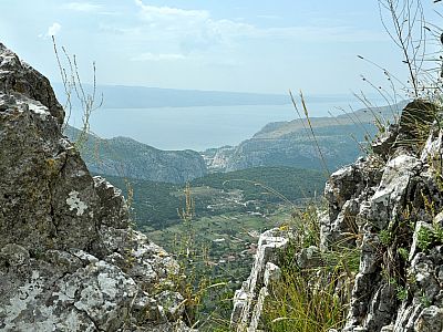 Der Ausblick nach Südwesten zur Mündung der Cetina bei Omis