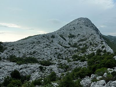 Das spaltenreiche Gelände zieht sich bis zum Gipfel