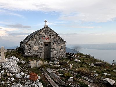 Die Gipfelkapelle Sveti Jure (Heiliger Georg) am Kozik