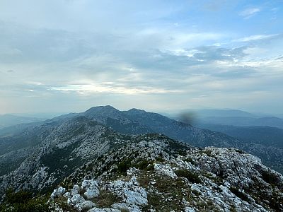 Auch nach Nordwesten sind viele Berge zu erkennen