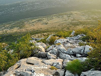 Letztendlich muss man unten auf die Schotterstraße stoßen