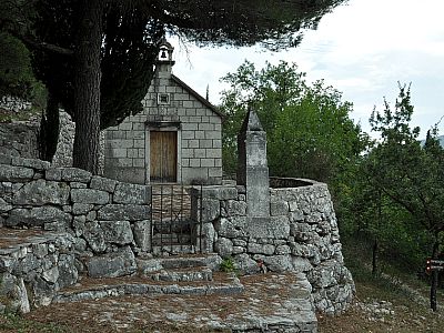 An der Kapelle halten wir uns links