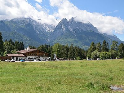 Der Berggasthof Almhütte mit dem Wettersteingebirge im Hintergrund