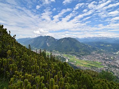 Der Ausblick nach Nordosten auf das Estergebirge