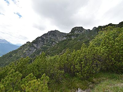 Nicht ganz so sonnig der Blick zu unserem Ziel, dem Kramerspitz.