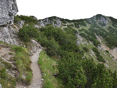 Auf der Nordseite geht es an einigen Felsen vorbei
