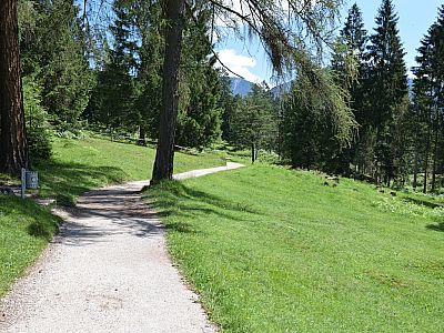 Die Tour startet gemütlich auf dem Kramerplateauweg