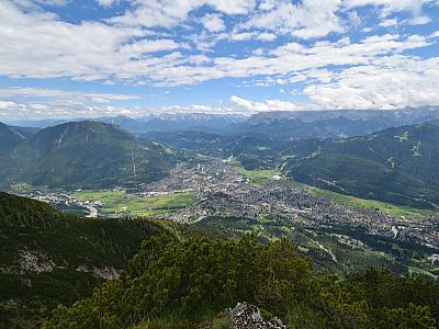 Wir genießen den Blick auf Garmisch-Partenkirchen und ...