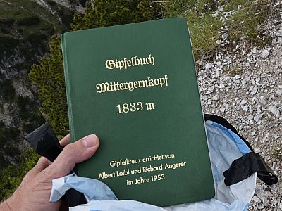 ... bevor wir uns ins Gipfelbuch eintragen.